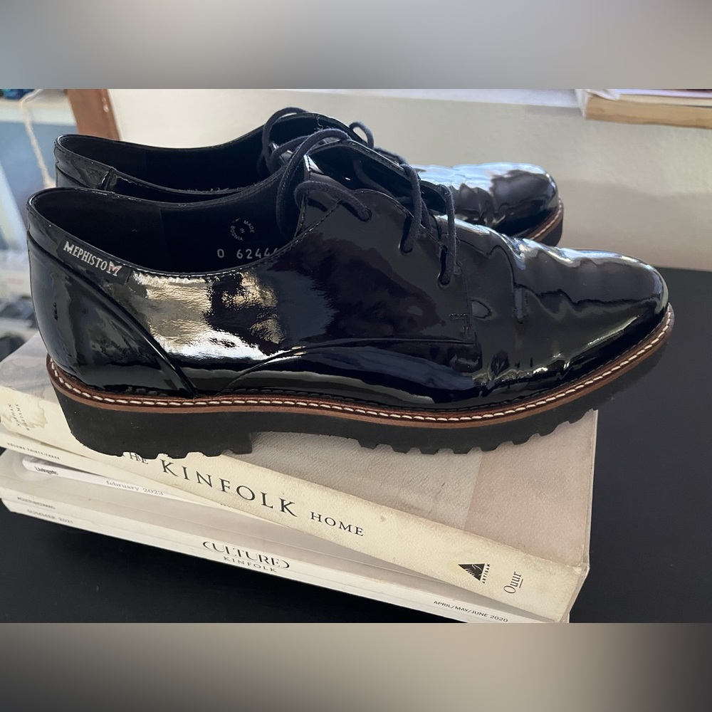 PATENT LEATHER
LEATHER LINING standard width HEEL, 1.2 cm
Light as a feather!